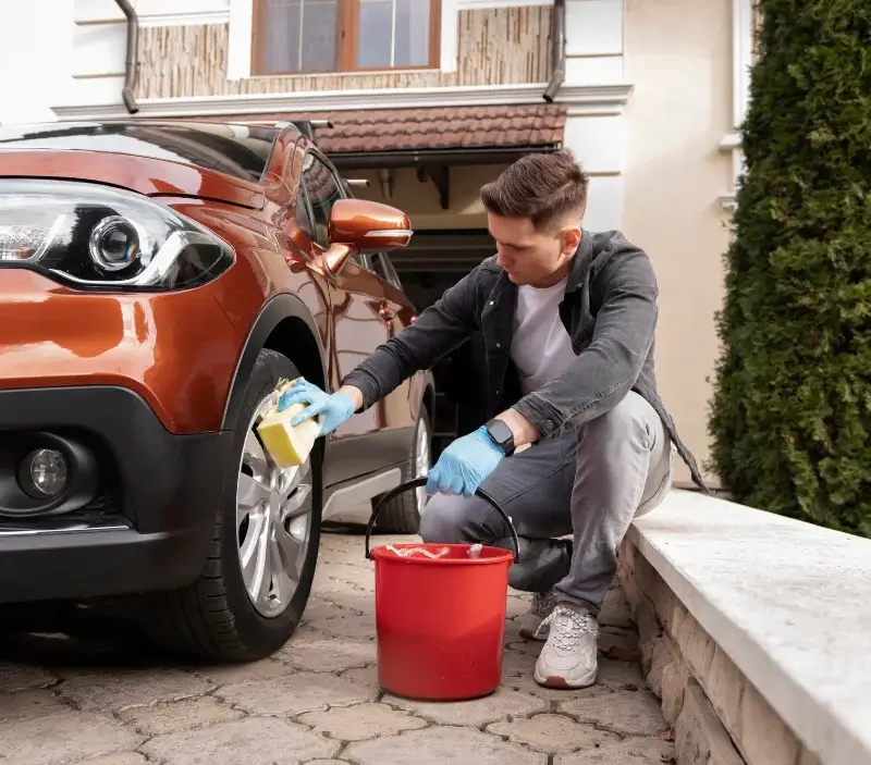 Lavage auto à domicile Saint-Julien-de-Lampon : professionnel intervenant sur un véhicule